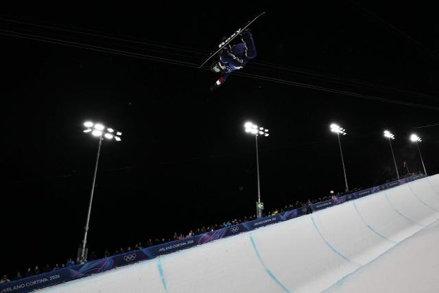 USA's Chloe Kim competes in the snowboard women's halfpipe final run 2 during the Milano Cortina 2026 Winter Olympic Games at Livigno Snow Park, in Livigno (Valtellina), on February 12, 2026. (Photo by Jeff PACHOUD / AFP)