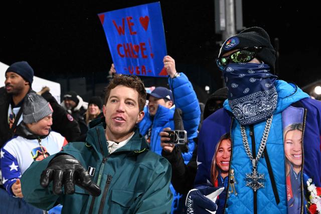 Former US snowboarder and Olympic champion Shaun White (L) and US rapper Snoop Dogg (R) attend the snowboard women's halfpipe final run 2 during the Milano Cortina 2026 Winter Olympic Games at Livigno Snow Park, in Livigno (Valtellina), on February 12, 2026. (Photo by Kirill KUDRYAVTSEV / AFP)