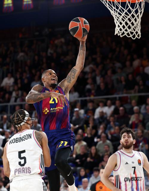 Barcelona's US guard #21 Will Clyburn goes up to the basketduring the Euroleague basketball match between FC Barcelona and Paris Basketball at Palau Blaugrana arena in Barcelona on February 12, 2026. (Photo by Josep LAGO / AFP)