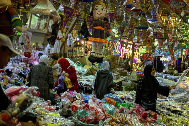 Egyptians looks for traditional lanterns, locally known as 'Fanous Ramadan', in central Cairo on February 12, 2026, as Muslims prepare for the holy fasting month of Ramadan which begins early next week. For Muslims across the world, the beginning of the ninth month in the Muslim lunar calendar which marks the start of Ramadan, is a time for spiritual reflection, prayers, fasting and family reunions around the table after breaking the fast. (Photo by Khaled DESOUKI / AFP)