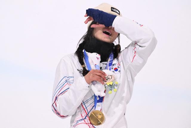 Gold medallist South Korea's Choi Gaon celebrates on the podium after the snowboard women's halfpipe final during the Milano Cortina 2026 Winter Olympic Games at Livigno Snow Park, in Livigno (Valtellina), on February 12, 2026. (Photo by Kirill KUDRYAVTSEV / AFP)