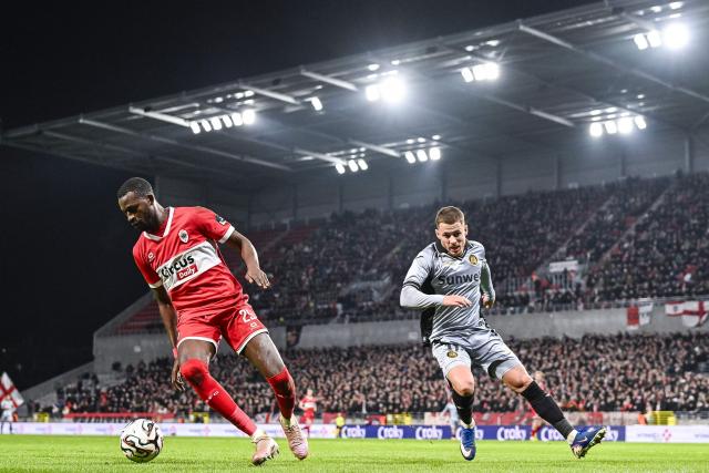 Antwerp's Malian defender Boubacar Kouyate (L) and RSC Anderlecht's Belgian midfielder #11 Thorgan Hazard fight for the ball during the second leg of the Belgium Cup semifinal football match between Royal Antwerp FC and RSC Anderlecht at Bosuilstadion stadium in Antwerp on February 12, 2026. (Photo by Tom Goyvaerts / Belga / AFP) / Belgium OUT