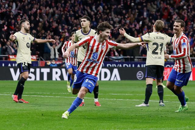 Atletico Madrid's Argentine forward #19 Julian Alvarez (C) celebrates scoring his team's fourth goal during the Spanish Copa del Rey (King's Cup) semi final first leg football match between Club Atletico de Madrid and FC Barcelona at Metropolitano Stadium in Madrid on February 12, 2026. (Photo by Oscar DEL POZO / AFP)