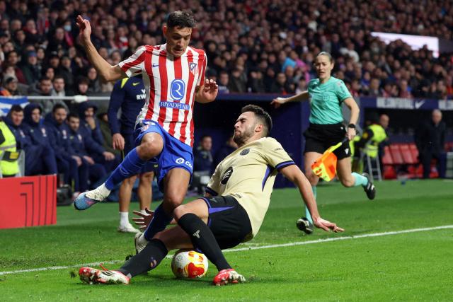 Atletico Madrid's Argentine defender #16 Nahuel Molina Lucero (L) and Barcelona's Spanish defender #24 Eric Garcia fight for the ball during the Spanish Copa del Rey (King's Cup) semi final first leg football match between Club Atletico de Madrid and FC Barcelona at Metropolitano Stadium in Madrid on February 12, 2026. (Photo by Pierre-Philippe MARCOU / AFP)
