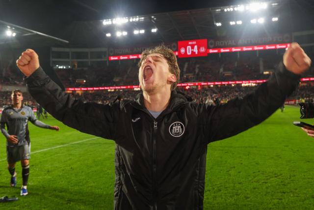 RSC Anderlecht's Belgian midfielder #10 Yari Verschaeren celebrates after winning the second leg of the Belgium Cup semifinal football match between Royal Antwerp FC and RSC Anderlecht at Bosuilstadion stadium in Antwerp on February 12, 2026. (Photo by VIRGINIE LEFOUR / Belga / AFP) / Belgium OUT