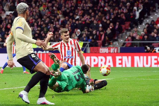 Atletico Madrid's Norwegian forward #09 Alexander Sorloth attempts to score during the Spanish Copa del Rey (King's Cup) semi final first leg football match between Club Atletico de Madrid and FC Barcelona at Metropolitano Stadium in Madrid on February 12, 2026. (Photo by Pierre-Philippe MARCOU / AFP)