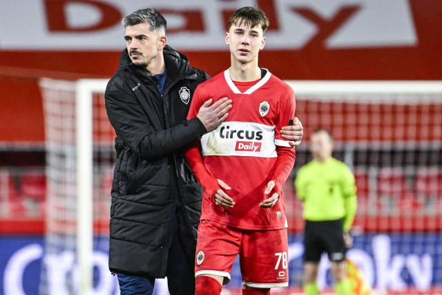 Antwerp's Belgian midfielder #78 Xander Dierckx (R) reacts after losing the second leg of the Belgium Cup semifinal football match between Royal Antwerp FC and RSC Anderlecht at Bosuilstadion stadium in Antwerp on February 12, 2026. (Photo by Tom Goyvaerts / Belga / AFP) / Belgium OUT