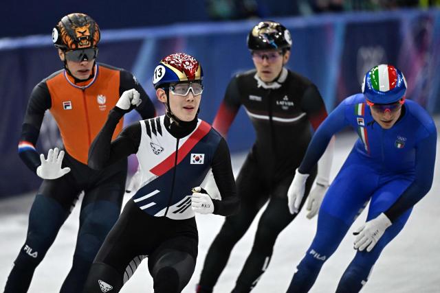 South Korea's Rim Jong-un (2L) reacts next to Netherlands' Jens van 't Wout,  Latvia's Reinis Berzins and Italy's Luca Spechenhauser after competing in the short track speed skating men's 1000m quarter-final during the Milano Cortina 2026 Winter Olympic Games at Milano Ice Skating Arena in Milan on February 12, 2026. (Photo by Gabriel BOUYS / AFP)