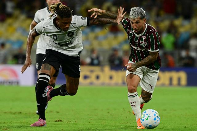 Botafogo's midfielder #08 Danilo and Botafogo's defender #32 Jair Cunha fight for the ball during the Campeonato Brasileiro Serie A football match between Fluminense and Botafogo at the Maracana Stadium in Rio de Janeiro, Brazil, on February 12, 2026. (Photo by Pablo PORCIUNCULA / AFP)