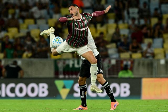 Fluminense's Argentine defender #22 Juan Pablo Freytes and Botafogo's forward #19 Arthur Cabral fight for the ball during the Campeonato Brasileiro Serie A football match between Fluminense and Botafogo at the Maracana Stadium in Rio de Janeiro, Brazil, on February 12, 2026. (Photo by Pablo PORCIUNCULA / AFP)