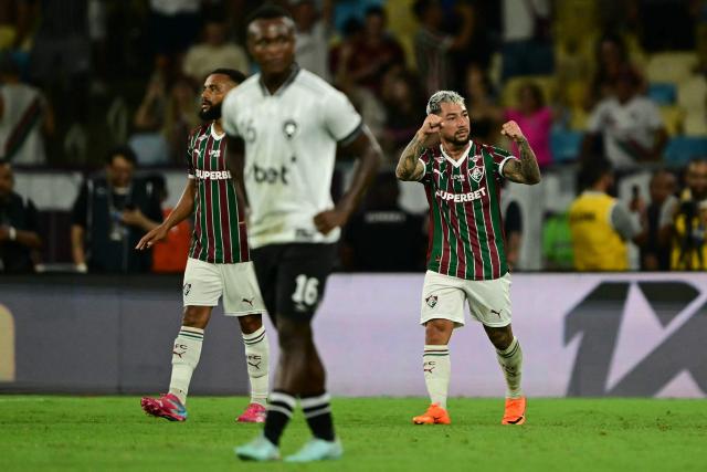 Fluminense's Argentine midfielder #32 Luciano Acosta celebrates scoring the opening goal during the Campeonato Brasileiro Serie A football match between Fluminense and Botafogo at the Maracana Stadium in Rio de Janeiro, Brazil, on February 12, 2026. (Photo by Pablo PORCIUNCULA / AFP)