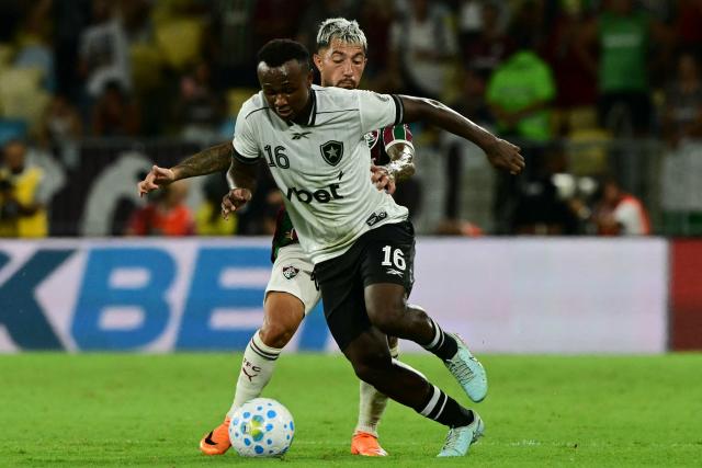Botafogo's forward #16 Nathan Fernandes and Fluminense's Argentine midfielder #32 Luciano Acosta fight for the ball during the Campeonato Brasileiro Serie A football match between Fluminense and Botafogo at the Maracana Stadium in Rio de Janeiro, Brazil, on February 12, 2026. (Photo by Pablo PORCIUNCULA / AFP)