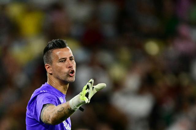 Fluminense's goalkeeper #01 Fabio gestures during the Campeonato Brasileiro Serie A football match between Fluminense and Botafogo at the Maracana Stadium in Rio de Janeiro, Brazil, on February 12, 2026. (Photo by Pablo PORCIUNCULA / AFP)