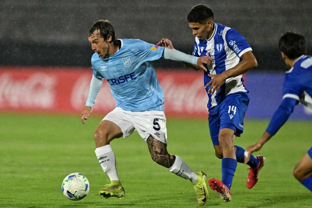 Universidad Catolica's Argentine midfielder #05 Jeronimo Cacciabue and Juventud's Argentine midfielder #14 Leonel Roldan fight for the ball during the Copa Libertadores phase one second-leg football match between Ecuador's Universidad Catolica and Uruguay's Juventud at the Olimpico Atahualpa stadium in Quito, on February 12, 2026. (Photo by Rodrigo BUENDIA / AFP)