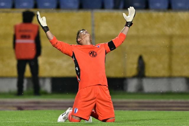 Juventud's goalkeeper #01 Sebastián Sosa celebrates after winning the penalty shootout of the Copa Libertadores phase one second-leg football match between Ecuador's Universidad Catolica and Uruguay's Juventud at the Olimpico Atahualpa stadium in Quito on February 12, 2026. (Photo by Rodrigo BUENDIA / AFP)