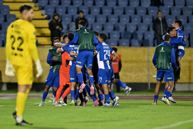 Players of Juventud celebrate after winning the penalty shootout of the Copa Libertadores phase one second-leg football match between Ecuador's Universidad Catolica and Uruguay's Juventud at the Olimpico Atahualpa stadium in Quito on February 12, 2026. (Photo by Rodrigo BUENDIA / AFP)