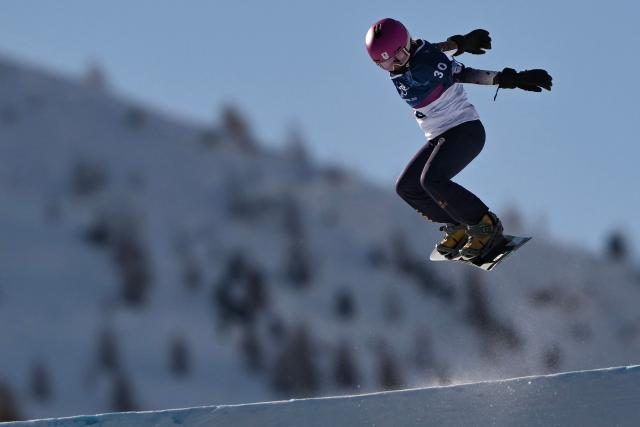 Japan's Remi Yoshida competes in the snowboard women's cross seeding run 1 during the Milano Cortina 2026 Winter Olympic Games at Livigno Snow Park, in Livigno (Valtellina), on February 13, 2026. (Photo by Jeff PACHOUD / AFP)