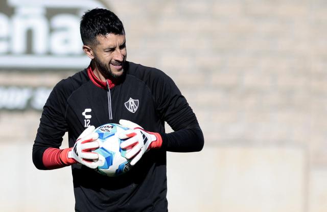 Atlas' Colombian goalkeeper Camilo Vargas takes part in a training session in Zapopan, Jalisco state, Mexico on February 11, 2026. Lower blood oxygenation, greater physical exertion and increased ball speed are the challenges that Mexico City's altitude of 2,240 metres presents to the footballers who will play at the Azteca Stadium during the 2026 FIFA World Cup. (Photo by ULISES RUIZ / AFP)