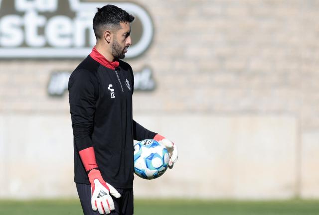 Atlas' Colombian goalkeeper Camilo Vargas takes part in a training session in Zapopan, Jalisco state, Mexico on February 11, 2026. Lower blood oxygenation, greater physical exertion and increased ball speed are the challenges that Mexico City's altitude of 2,240 metres presents to the footballers who will play at the Azteca Stadium during the 2026 FIFA World Cup. (Photo by ULISES RUIZ / AFP)
