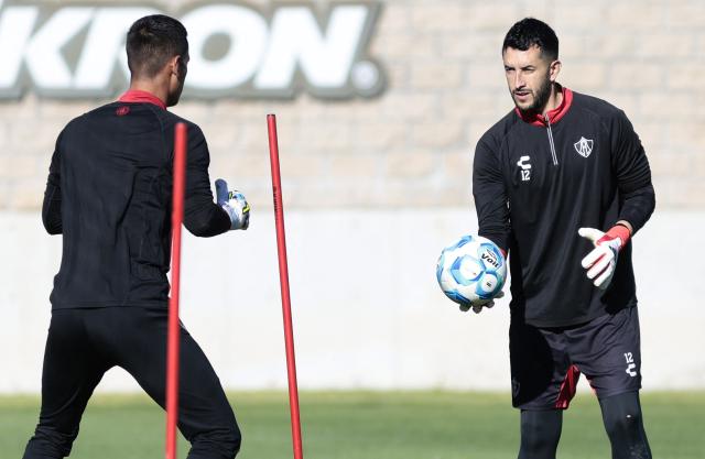 Atlas' Colombian goalkeeper #12 Camilo Vargas (R) and goalkeeper #22 Antonio Sanchez (L) take part in a training session in Zapopan, Jalisco state, Mexico on February 11, 2026. Lower blood oxygenation, greater physical exertion and increased ball speed are the challenges that Mexico City's altitude of 2,240 metres presents to the footballers who will play at the Azteca Stadium during the 2026 FIFA World Cup. (Photo by ULISES RUIZ / AFP)