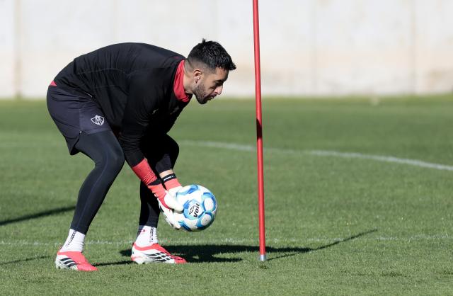 Atlas' Colombian goalkeeper #12 Camilo Vargas takes part in a training session in Zapopan, Jalisco state, Mexico on February 11, 2026. Lower blood oxygenation, greater physical exertion and increased ball speed are the challenges that Mexico City's altitude of 2,240 metres presents to the footballers who will play at the Azteca Stadium during the 2026 FIFA World Cup. (Photo by ULISES RUIZ / AFP)
