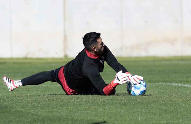 Atlas' Colombian goalkeeper #12 Camilo Vargas takes part in a training session in Zapopan, Jalisco state, Mexico on February 11, 2026. Lower blood oxygenation, greater physical exertion and increased ball speed are the challenges that Mexico City's altitude of 2,240 metres presents to the footballers who will play at the Azteca Stadium during the 2026 FIFA World Cup. (Photo by ULISES RUIZ / AFP)