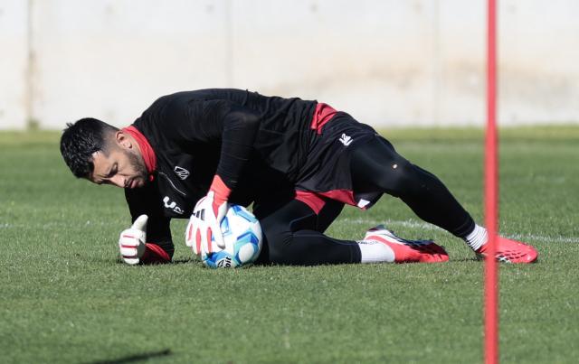 Atlas' Colombian goalkeeper #12 Camilo Vargas takes part in a training session in Zapopan, Jalisco state, Mexico on February 11, 2026. Lower blood oxygenation, greater physical exertion and increased ball speed are the challenges that Mexico City's altitude of 2,240 metres presents to the footballers who will play at the Azteca Stadium during the 2026 FIFA World Cup. (Photo by ULISES RUIZ / AFP)