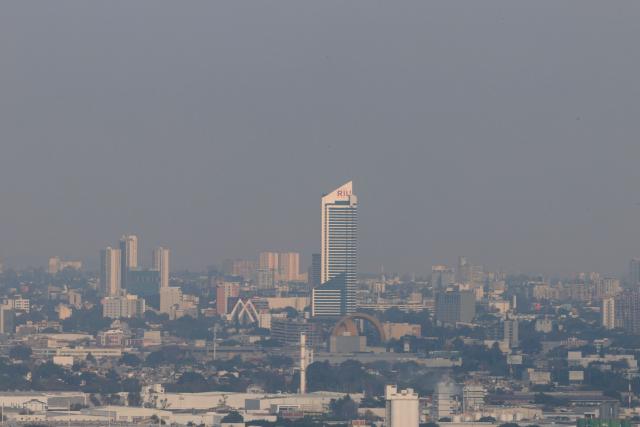 This aerial view shows buildings amid air pollution in Guadalajara, Mexico on February 5, 2026. Lower blood oxygenation, greater physical exertion and increased ball speed are the challenges that Mexico City's altitude of 2,240 metres presents to the footballers who will play at the Azteca Stadium during the 2026 FIFA World Cup. (Photo by ULISES RUIZ / AFP)