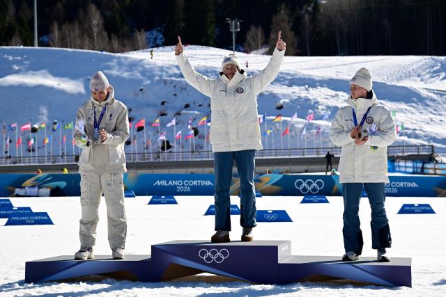 (From L) Silver medallist France's Mathis Desloges, gold medallist Norway's Johannes Hoesflot Klaebo and bronze medallist Norway's Einar Hedegart celebrate on the podium for the men's 10km cross-country interval start free event of the Milano Cortina 2026 Winter Olympic Games at Tesero Cross-Country Skiing Stadium in Lago di Tesero (Val di Fiemme) on February 13, 2026. (Photo by Tobias SCHWARZ / AFP)