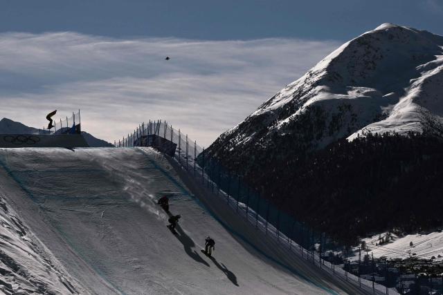 Athletes compete in the snowboard women's cross 1/8 final 2 during the Milano Cortina 2026 Winter Olympic Games at Livigno Snow Park, in Livigno (Valtellina), on February 13, 2026. (Photo by Jeff PACHOUD / AFP)