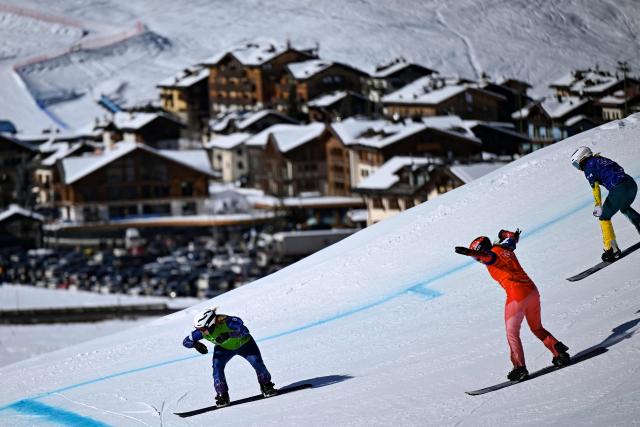(L-R) Britain's Charlotte Bankes, Switzerland's Sina Siegenthaler and Australia's Abbey Wilson compete in the snowboard women's cross 1/8 final 2 during the Milano Cortina 2026 Winter Olympic Games at Livigno Snow Park, in Livigno (Valtellina), on February 13, 2026. (Photo by Kirill KUDRYAVTSEV / AFP)