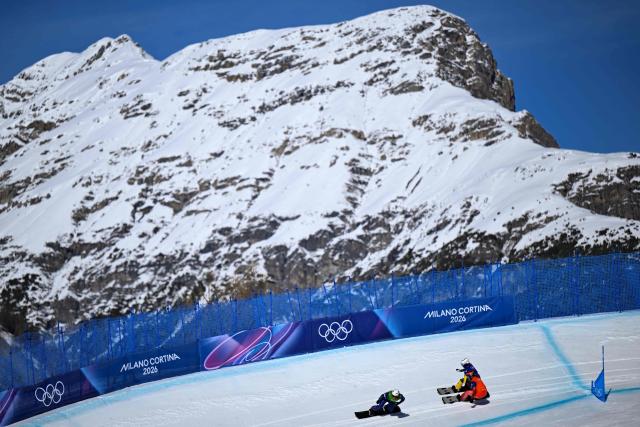 (L-R) Britain's Charlotte Bankes, Australia's Abbey Wilson and Switzerland's Sina Siegenthaler compete in the snowboard women's cross 1/8 final 2 during the Milano Cortina 2026 Winter Olympic Games at Livigno Snow Park, in Livigno (Valtellina), on February 13, 2026. (Photo by Kirill KUDRYAVTSEV / AFP)