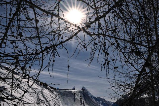 Athletes compete in the snowboard women's cross 1/8 final 7 during the Milano Cortina 2026 Winter Olympic Games at Livigno Snow Park, in Livigno (Valtellina), on February 13, 2026. (Photo by Jeff PACHOUD / AFP)