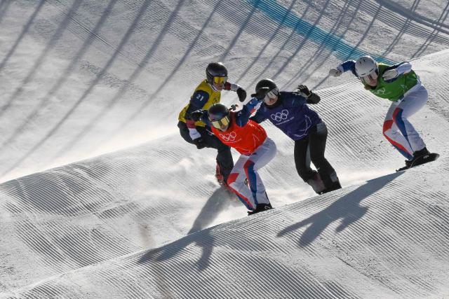 (L-R) USA's Faye Thelen, France's Lea Casta, Austria's Pia Zerkhold and France's Julia Nirani-Pereira compete in the snowboard women's cross small final during the Milano Cortina 2026 Winter Olympic Games at Livigno Snow Park, in Livigno (Valtellina), on February 13, 2026. (Photo by Jeff PACHOUD / AFP)