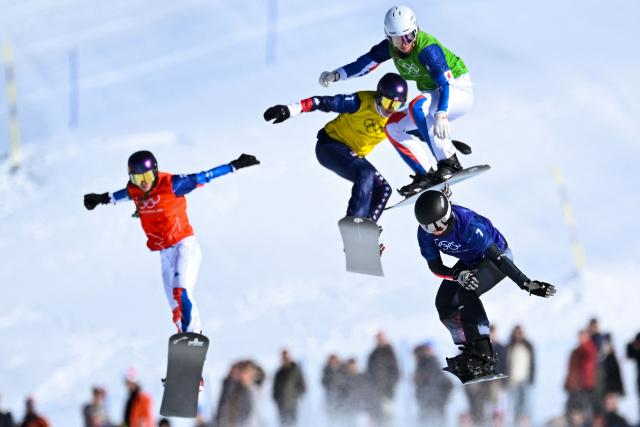 Austria's Pia Zerkhold (front) leads ahead of (back L-R) France's Lea Casta, USA's Faye Thelen and France's Julia Nirani-Pereira in the snowboard women's cross small final during the Milano Cortina 2026 Winter Olympic Games at Livigno Snow Park, in Livigno (Valtellina), on February 13, 2026. (Photo by Kirill KUDRYAVTSEV / AFP)