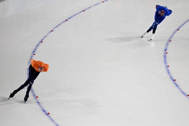 Italy's Davide Ghiotto (R) and Netherlands' Jorrit Bergsma compete in the speed skating men's 10000m during the Milano Cortina 2026 Winter Olympic Games at Milano Speed Skating Stadium in Milan on February 13, 2026. (Photo by Daniel MUNOZ / AFP)