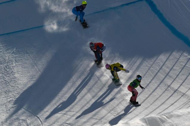 (L-R) Italy's Michela Moioli, Czech Republic's Eva Adamczykova, Australia's Josie Baff and Switzerland's Noemie Wiedmer compete in the snowboard women's cross final during the Milano Cortina 2026 Winter Olympic Games at Livigno Snow Park, in Livigno (Valtellina), on February 13, 2026. (Photo by Jeff PACHOUD / AFP)