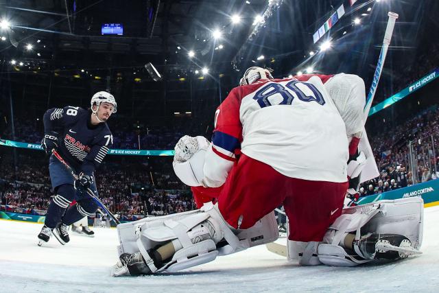 France's #78 Dylan Fabre ()L reacts as his team socres a goal past Czech Republic's #80 Daniel Vladar (R)   during men's preliminary round Group A Ice Hockey match between France and Czech Republic at the Milano Santagiulia Ice Hockey Arena during the Milano Cortina 2026 Winter Olympic Games in Milan, on February 13, 2026. (Photo by POOL / AFP)