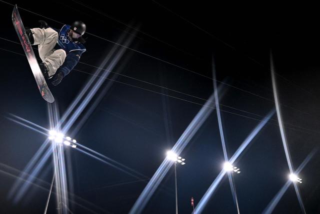 Japan's Ayumu Hirano warms up before the snowboard men's halfpipe final run 1 during the Milano Cortina 2026 Winter Olympic Games at Livigno Snow Park, in Livigno (Valtellina), on February 13, 2026. (Photo by Kirill KUDRYAVTSEV / AFP)