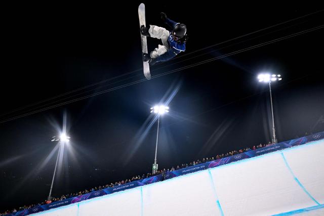 Japan's Ayumu Hirano competes in the snowboard men's halfpipe final run 1 during the Milano Cortina 2026 Winter Olympic Games at Livigno Snow Park, in Livigno (Valtellina), on February 13, 2026. (Photo by Kirill KUDRYAVTSEV / AFP)