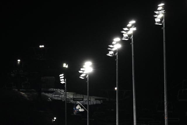 Japan's Ayumu Hirano competes in the snowboard men's halfpipe final run 1 during the Milano Cortina 2026 Winter Olympic Games at Livigno Snow Park, in Livigno (Valtellina), on February 13, 2026. (Photo by Jeff PACHOUD / AFP)
