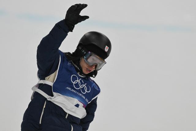 Japan's Ayumu Hirano reacts after competing in the snowboard men's halfpipe final run 2 during the Milano Cortina 2026 Winter Olympic Games at Livigno Snow Park, in Livigno (Valtellina), on February 13, 2026. (Photo by Jeff PACHOUD / AFP)