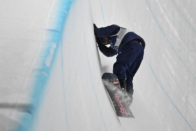 USA's Jake Pates falls as he competes in the snowboard men's halfpipe final run 3 during the Milano Cortina 2026 Winter Olympic Games at Livigno Snow Park, in Livigno (Valtellina), on February 13, 2026. (Photo by Jeff PACHOUD / AFP)