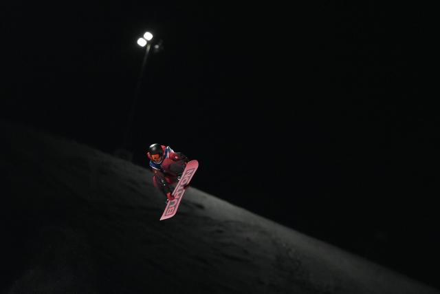 China's Wang Ziyang competes in the snowboard men's halfpipe final run 3 during the Milano Cortina 2026 Winter Olympic Games at Livigno Snow Park, in Livigno (Valtellina), on February 13, 2026. (Photo by Jeff PACHOUD / AFP)