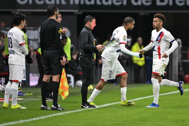 Paris Saint-Germain's French midfielder #14 Desire Doue (R) is substituted for Paris Saint-Germain's French forward #29 Bradley Barcola (2nd R) during the French L1 football match between Stade Rennais FC and Paris Saint-Germain (PSG) at the Roazhon Park stadium in Rennes, western France, on February 13, 2026. (Photo by Damien MEYER / AFP)