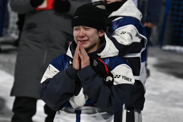 Japan's Yuto Totsuka celebrates after winning the snowboard men's halfpipe final run 3 during the Milano Cortina 2026 Winter Olympic Games at Livigno Snow Park, in Livigno (Valtellina), on February 13, 2026. (Photo by Jeff PACHOUD / AFP)