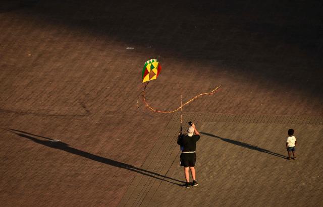 A man attempts to fly a kite along the Cinta Costera in Panama City on February 13, 2026. (Photo by MARTIN BERNETTI / AFP)