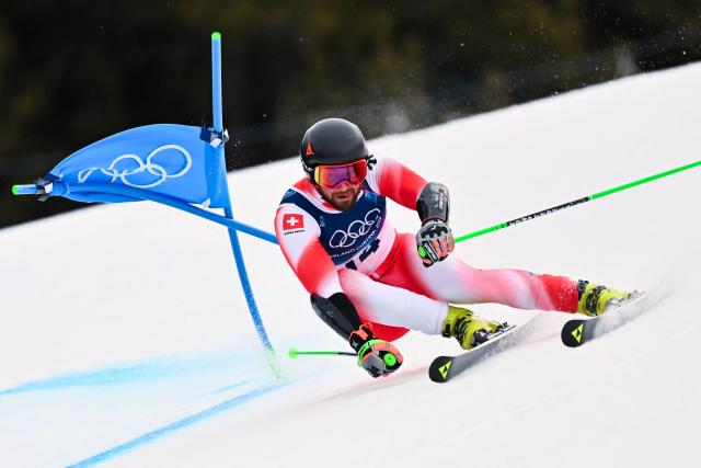 Switzerland's Luca Aerni passes a gate in the first run of the men's giant slalom alpine skiing event during the Milano Cortina 2026 Winter Olympic Games at the Stelvio Ski Centre in Bormio (Valtellina) on February 14, 2026. (Photo by Fabrice COFFRINI / AFP)