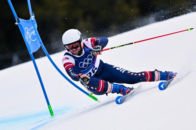 USA's Ryder Sarchett passes a gate in the first run of the men's giant slalom alpine skiing event during the Milano Cortina 2026 Winter Olympic Games at the Stelvio Ski Centre in Bormio (Valtellina) on February 14, 2026. (Photo by Fabrice COFFRINI / AFP)