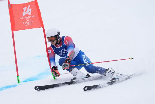 South Korea's Jung Dong-hyun competes in the first run of the men's giant slalom alpine skiing event during the Milano Cortina 2026 Winter Olympic Games at the Stelvio Ski Centre in Bormio (Valtellina) on February 14, 2026. (Photo by Dimitar DILKOFF / AFP)